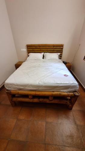 Una cama o camas en una habitación de The Alpine Inn