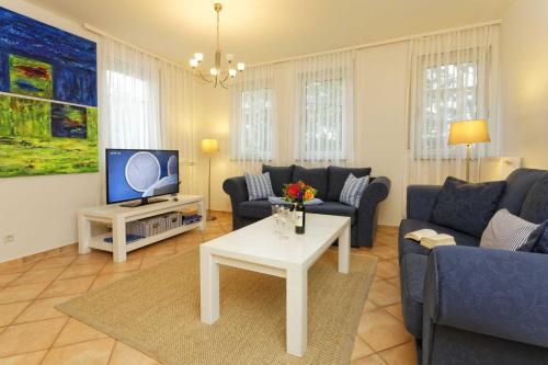 ein Wohnzimmer mit einem Sofa und einem TV in der Unterkunft Blaue Lagune in Zinnowitz