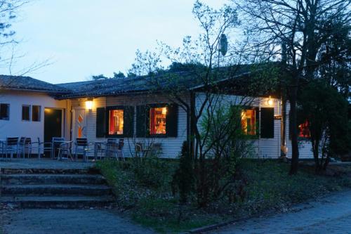 Una casa con luces en las ventanas. en Camping Aller Leine Tal en Engehausen