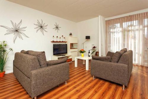ein Wohnzimmer mit 2 Sofas und einem TV in der Unterkunft Villa Marin Wohnung 21 in Zinnowitz
