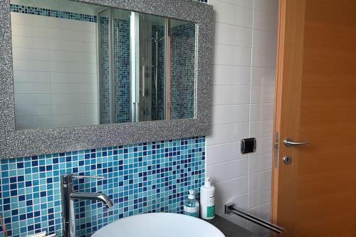 La salle de bains est pourvue d'un lavabo et d'un miroir. dans l'établissement Casa Il Cipresso, à Sant'Albino