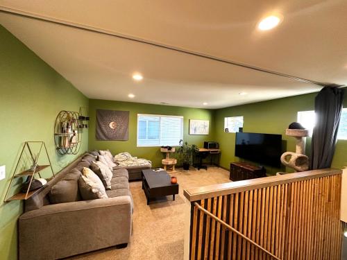 sala de estar con sofá y TV en Central Tacoma Homestay with breakfast included -private room- en Tacoma