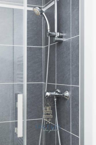 une douche avec pommeau de douche dans une salle de bain dans l'établissement PARK AVENUE - Grand T2 centre ville, à Le Touquet-Paris-Plage