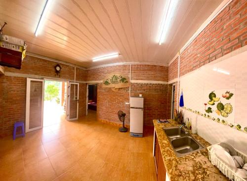 Kuchyň nebo kuchyňský kout v ubytování Lều biệt thự