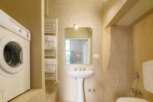 a bathroom with a sink and a washing machine at Il Salotto in Foligno