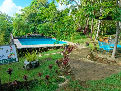 un resort con piscina e insegna di FrancoEly's A Family Camp a Daliao