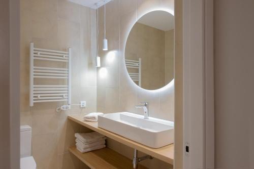 een badkamer met een wastafel en een spiegel bij Bravissimo Ferreries Velles, with 2 bedrooms in Girona