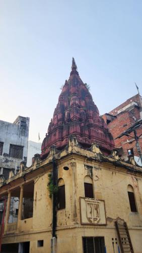 um edifício antigo com um telhado vermelho em cima em Banaras Gully House 500 ft from The Ghats em Varanasi