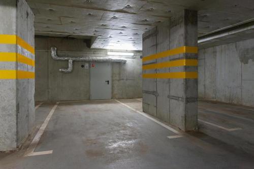 un garage vuoto con porta bianca e strisce gialle di Bielsko Bliss Suites a Bielsko-Biała