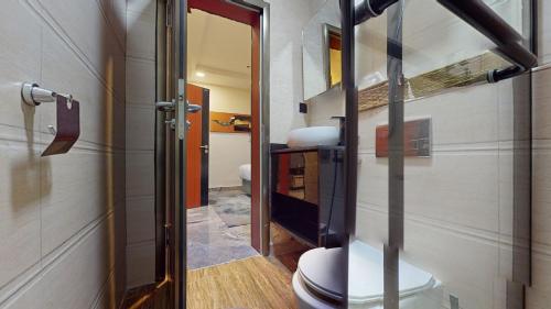 a bathroom with a toilet in a room at YANNA APARTMENT BY KHALIQUES in Abuja