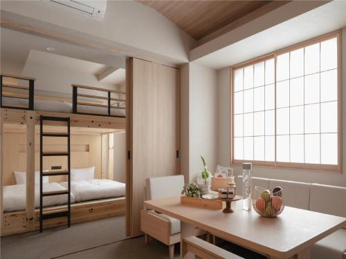 Cette chambre comprend un bureau et des lits superposés. dans l'établissement MIMARU SUITES Tokyo NIHOMBASHI, à Tokyo