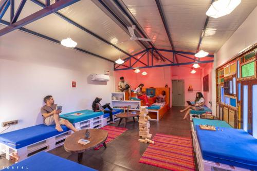 Гостиная зона в Zostel Pondicherry, Auroville Road