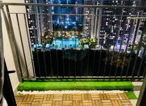 - un balcon avec vue sur la ville la nuit dans l'établissement Vinhomes Grand Park Homestay, à Long Bình