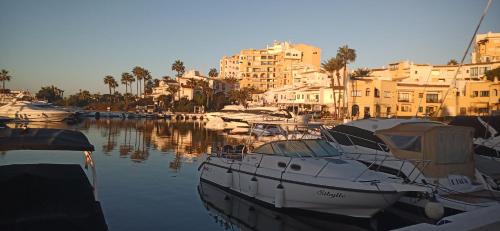 um grupo de barcos ancorados num porto com edifícios em Andalusian Lifestyle em Marbella