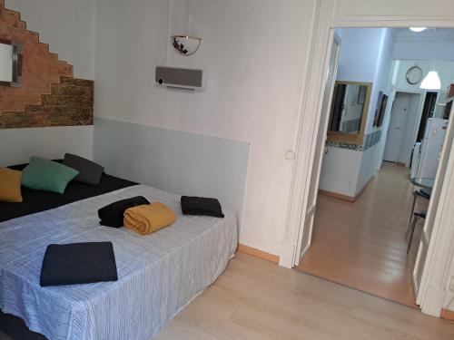 1 dormitorio con 1 cama con 2 toallas en Heart Of Palma en Palma de Mallorca