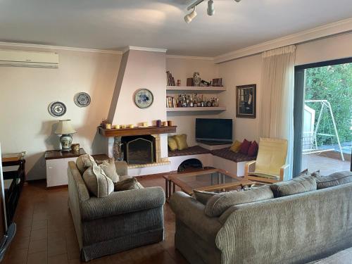 Televisyen dan/atau pusat hiburan di Maria's Apartment, Selianitika