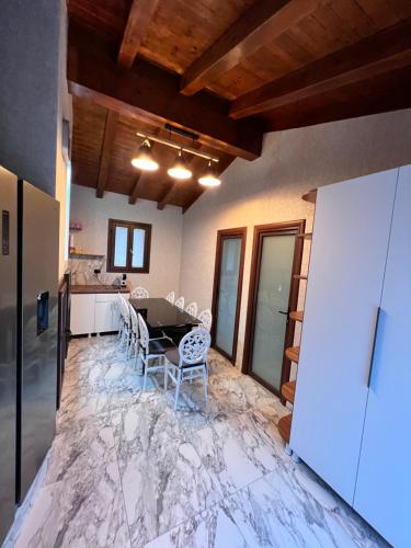 een keuken en eetkamer met een marmeren vloer bij Villa di campagna con vista mare 5 camere da letto in Pampara