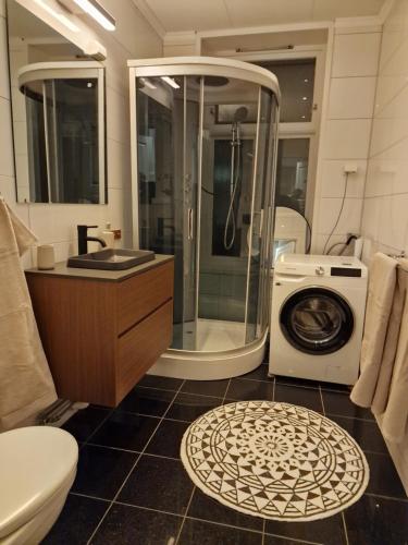 a bathroom with a washing machine and a washer at Central and modern in Oslo
