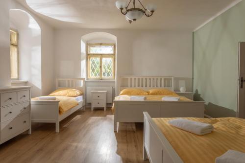 1 dormitorio con 2 camas y ventana en Chalupa Kolowrat, en Horka