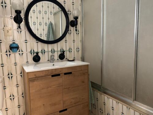 een badkamer met een wastafel en een spiegel bij Sagunto 2 in Sagunto