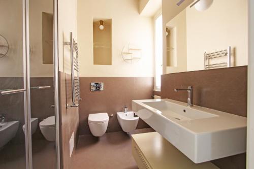 La salle de bains est pourvue de 2 toilettes et d'un lavabo. dans l'établissement Roberta Apartment Fontana di Trevi, à Rome