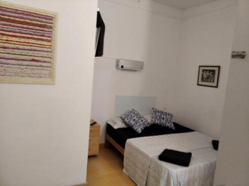 馬略卡島帕爾馬的住宿－Heart Of Palma，小房间设有一张床和一张小桌子
