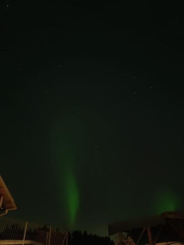 an image of the northern lights in the sky at vierashuone in Oulu