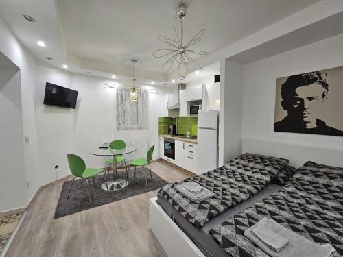 um quarto com uma cama, uma mesa e uma cozinha em Smart studio in the heart of Budapest em Budapeste