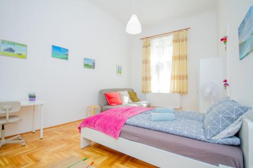 ブダペストにあるRiverside homeの小さなベッドルーム(ベッド1台、デスク付)