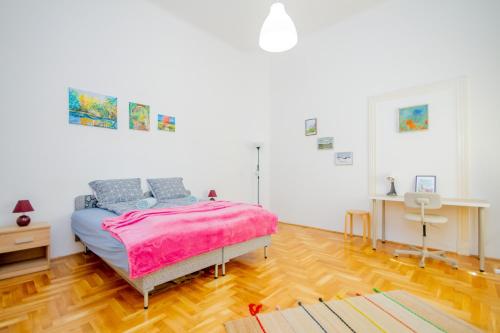 Kelvin's V District 2BR Urban Haven by NW 1056 Budapest, 12 bástya utca kép - 3