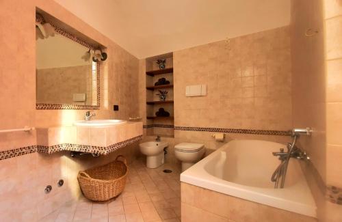 a bathroom with a tub and a toilet and a sink at Ecco Marino Casa Vacanze in Marino