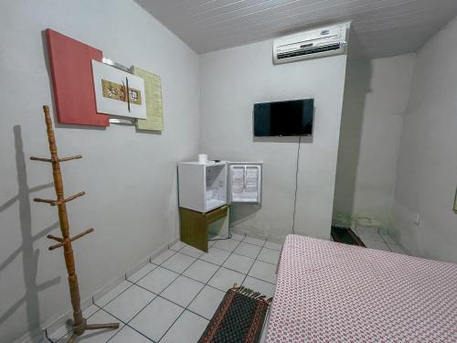 um quarto com uma cama e uma televisão num quarto em Pousada Duna Village em Barreirinhas
