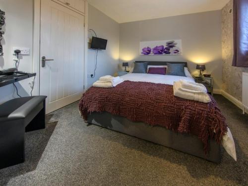 ein Schlafzimmer mit einem großen Bett mit Kissen darauf in der Unterkunft 1 Bed in Harrogate 66981 in Knaresborough