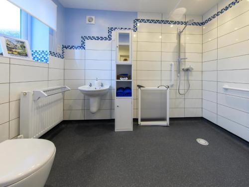 ein Bad mit einem WC, einem Waschbecken und einer Dusche in der Unterkunft 1 Bed in Harrogate 66981 in Knaresborough
