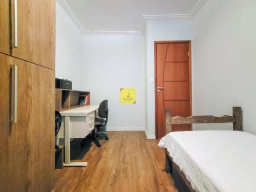 a bedroom with a desk and a bed and a desk at Europe Garden Apartment, 3 quartos in Juiz de Fora