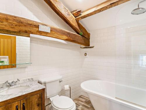 ein Badezimmer mit einer Badewanne, einem WC und einem Waschbecken in der Unterkunft 3 Bed in Settle 76650 in Stainforth