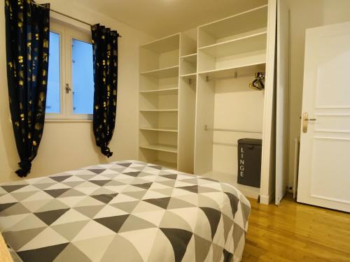 um quarto com piso em xadrez preto e branco em Le Fauvette em Rodez