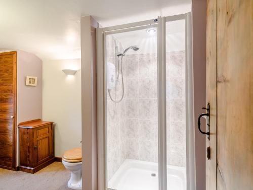 ein Bad mit einer Dusche und einem WC in der Unterkunft 2 Bed in Tiverton 77884 in Bolham