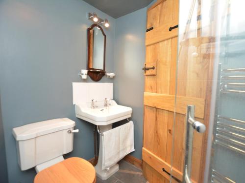 a bathroom with a toilet and a sink and a shower at 2 bed in Presteigne 78095 in Presteigne