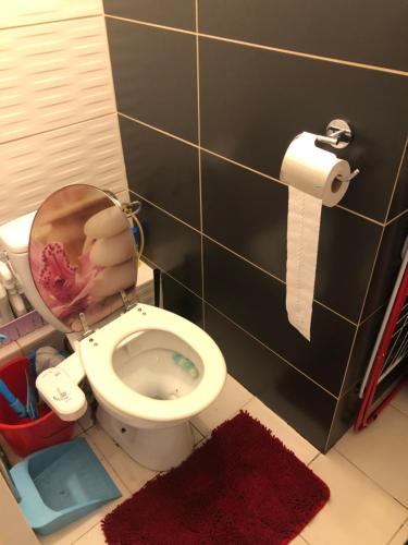 baño con aseo y papel higiénico en 1 - izbový apartmán s kúpeľňou, en Bratislava