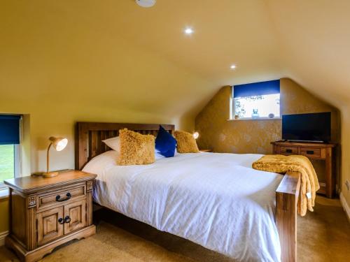una camera con un grande letto e una finestra di 1 Bed in 78487 a Hunwick