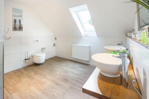een badkamer met een wastafel en een toilet bij Landidyll in Uchte