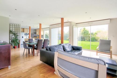 un salon avec un canapé et une table dans l'établissement Le Kerivet - Jolie maison proche des plages, à Plévenon