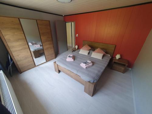 een slaapkamer met een bed en een spiegel bij Le gîte du boulanger in Alle