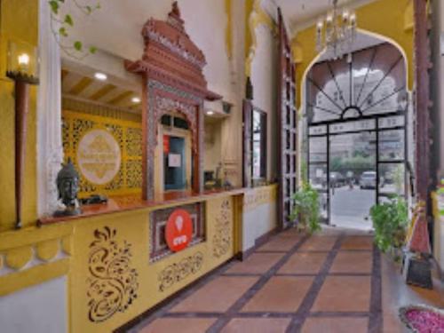 hol restauracji z wejściem w obiekcie Shanti Bhawan Heritage Hotel Jodhpur w mieście Dźodhpur