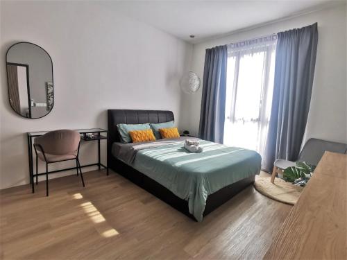 une chambre avec un lit avec un miroir et une chaise dans l'établissement Elegant Armadale Homestay With Pool at Galacity, à Kuching
