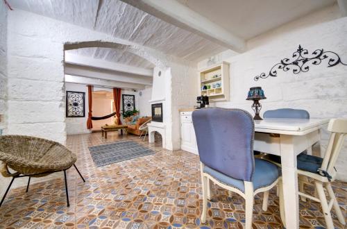 un soggiorno con tavolo e sedie di Boho Rooms Sliema a Sliema