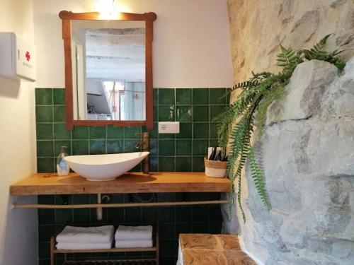 y baño con lavabo y espejo. en La LUNA Casa rural Vall de Gallinera refugio, en Patró