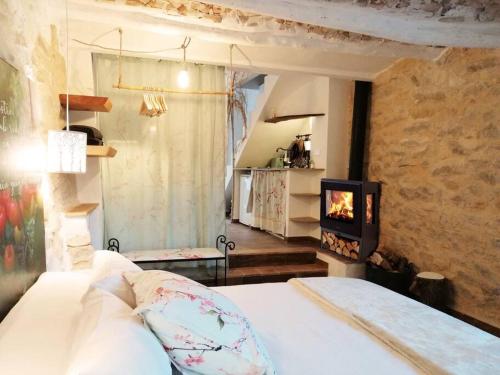 um quarto com uma cama com lareira em La LUNA Casa rural Vall de Gallinera refugio em Patró