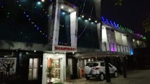 ein weißer LKW, der nachts vor einem Gebäude parkt in der Unterkunft HOTEL SHANTIDOOT , Gadarwara in Gādarwāra